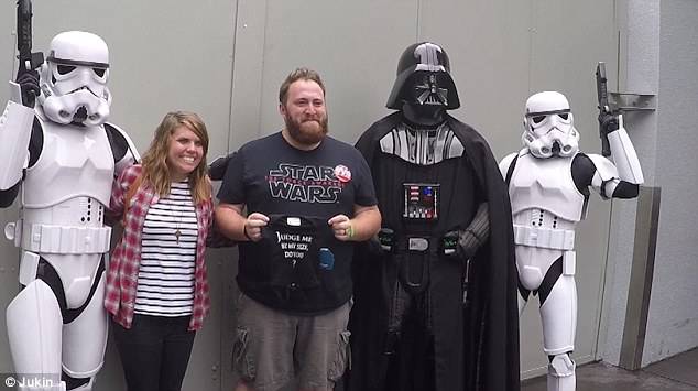 Meglepetés Star Wars fotózáson mondta el, hogy babát vár – videó