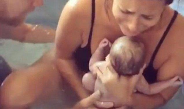 Szülés kevesebb, mint egy perc alatt – videó