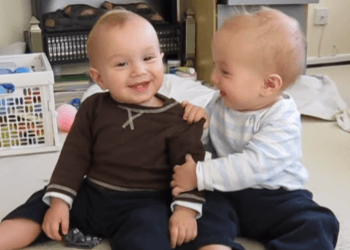 Vajon mi járhat az ikrek fejében? – videó