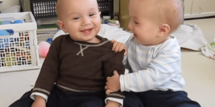 Vajon mi járhat az ikrek fejében? – videó