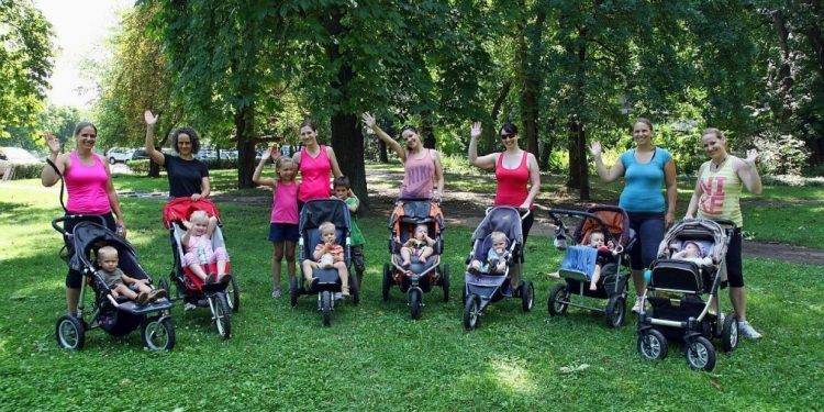 Babakocsival futnak az anyukák