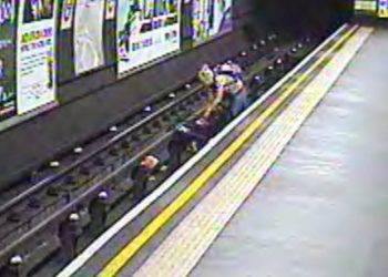 Babakocsi gurult a metró elé