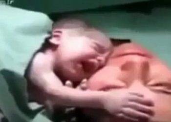 Megható pillanat! Az újszülött nem engedi el édesanyját – videó