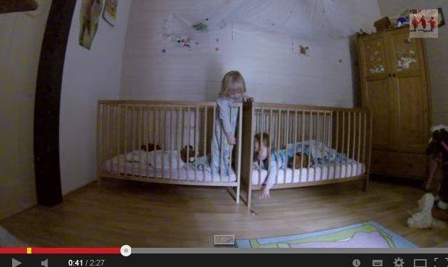 A kicsik okosan megszerezték a kiságyból kiesett cumit – videó