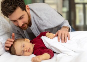 Apa és az altatás – miért olyan fontos az esti rutin?