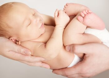 Kezdő szülők legnagyobb kérdése: hogyan kell a babát tartani?